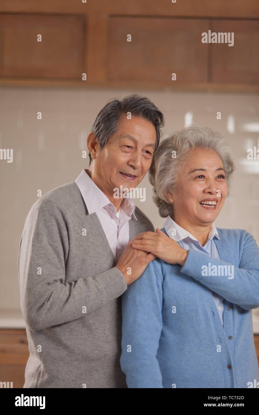 Retrato de vieja pareja amorosa, etnia china Foto de stock