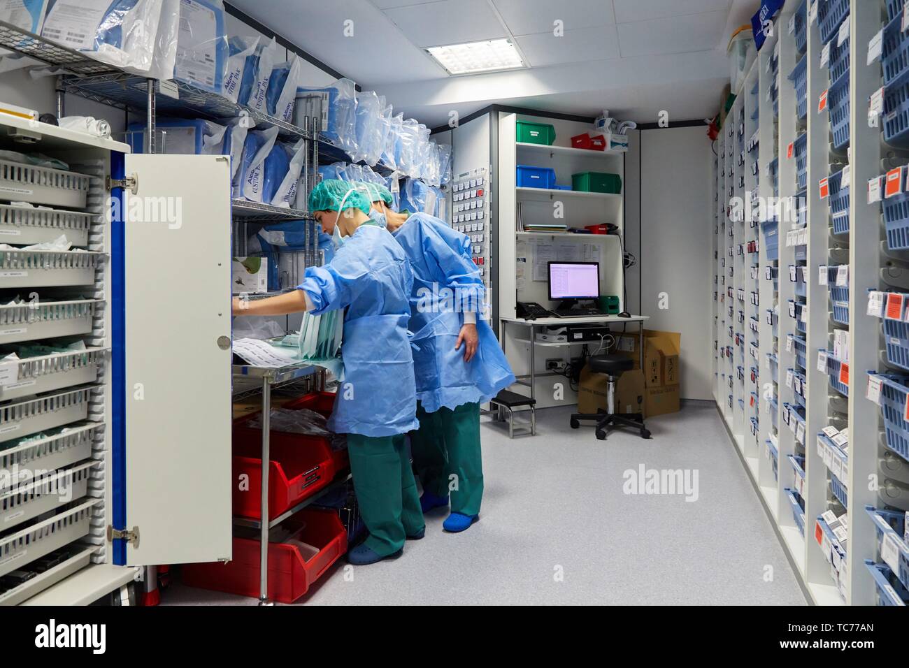 Cirujanos operando fotografías e imágenes de alta resolución - Alamy