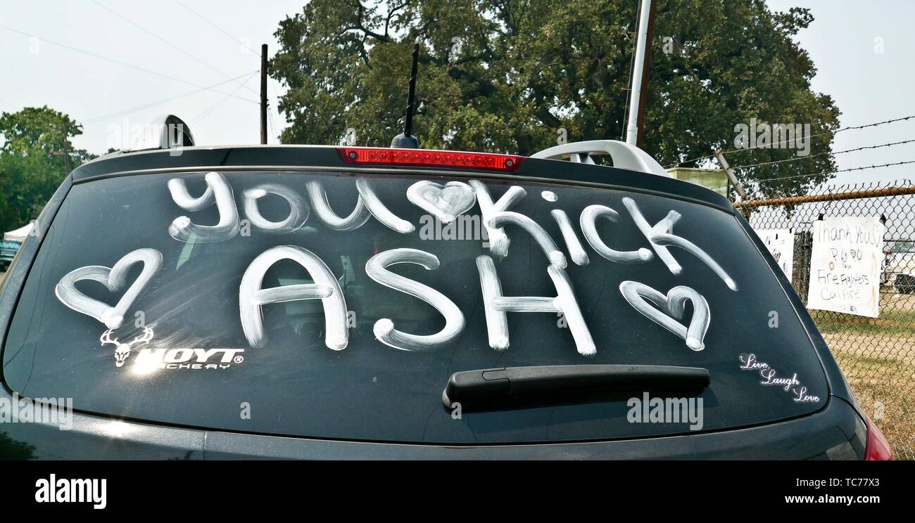 Mensaje a bomberos en un automóvil estacionado cerca de un área de ensayo para la Carr fuego en el norte de California: ''Usted Kick Ash''. Foto de stock