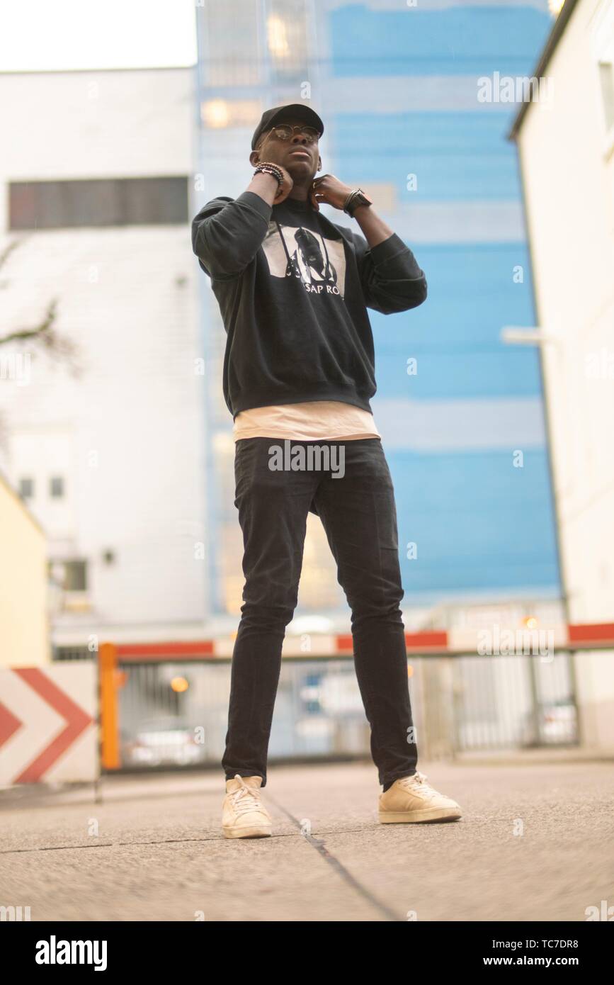 Hombre vistiendo casual del hombre urbano street style moda ropa, en zona  industrial en Munich, Alemania Fotografía de stock - Alamy