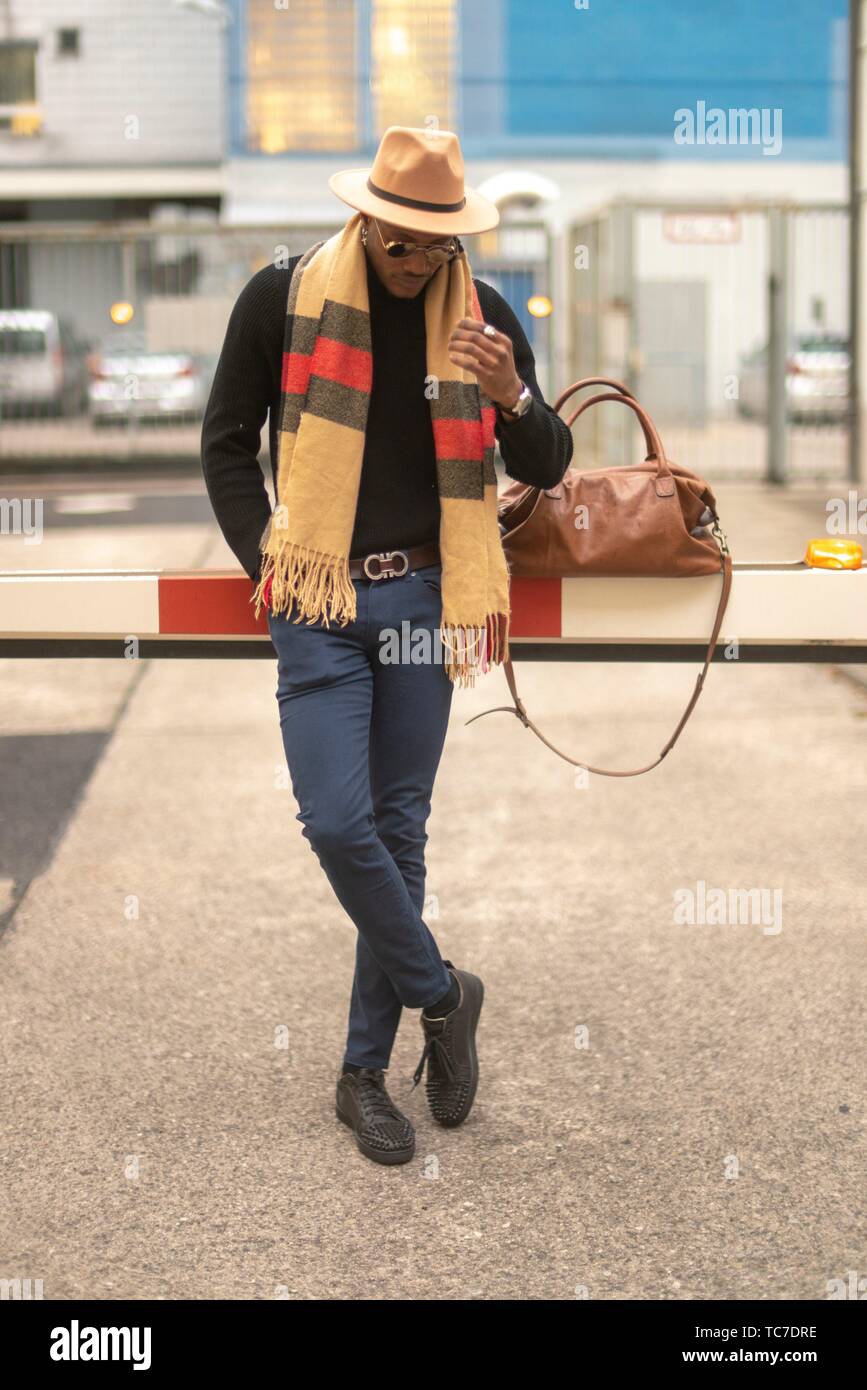 Hombre elegante casual con un elegante traje de la moda masculina, en la  barrera en zona industrial en Munich, Alemania Fotografía de stock - Alamy