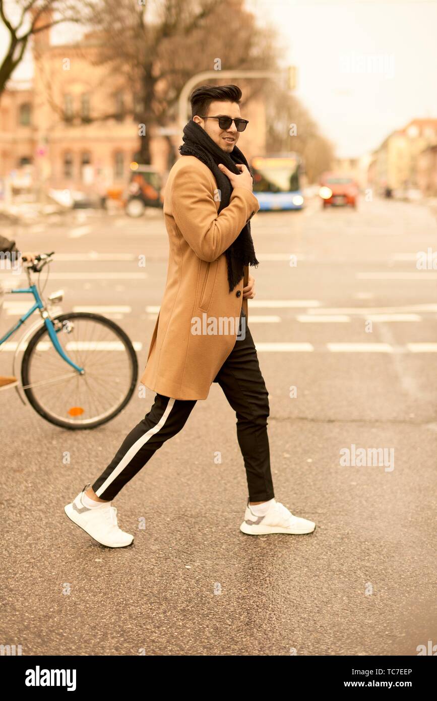 Moda joven hombre caminando en la calle Ciudad, macho blogger con estilo,  en Munich, Alemania Fotografía de stock - Alamy