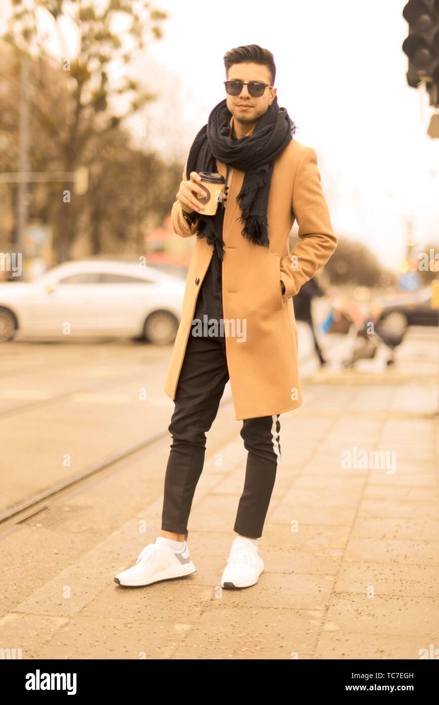 Moda joven hombre con cubeta de plástico al caminar por la calle de la  ciudad, blogger de moda, en Munich, Alemania Fotografía de stock - Alamy