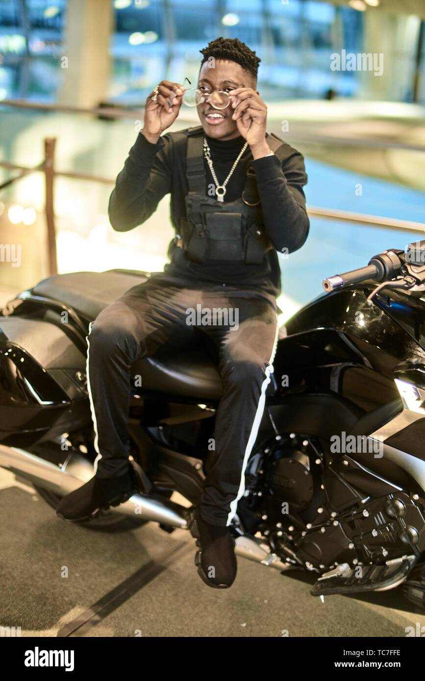 Moda hombre en moto Fotografía de stock - Alamy