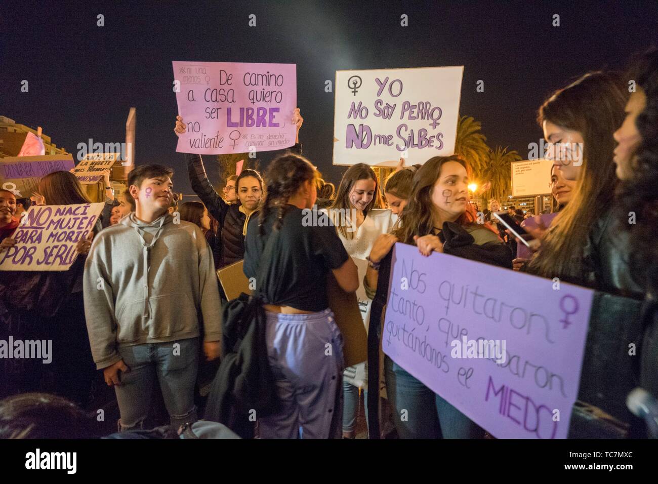 Valencia, España, 8 de marzo de 2019. Las calles de Valencia se llenan de gente que gritaba en favor del feminismo y enfrentando las agresiones machista. Foto de stock