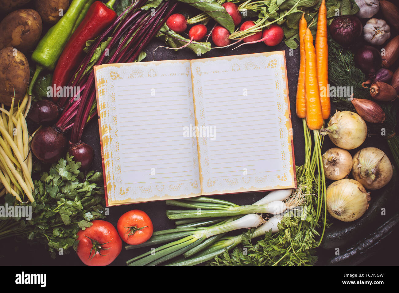 Vegetariana recetas de alimentos crudos. Vacía en blanco Cook Book boceto  con verduras frescas. Comer sano concepto con espacio de copia Fotografía  de stock - Alamy
