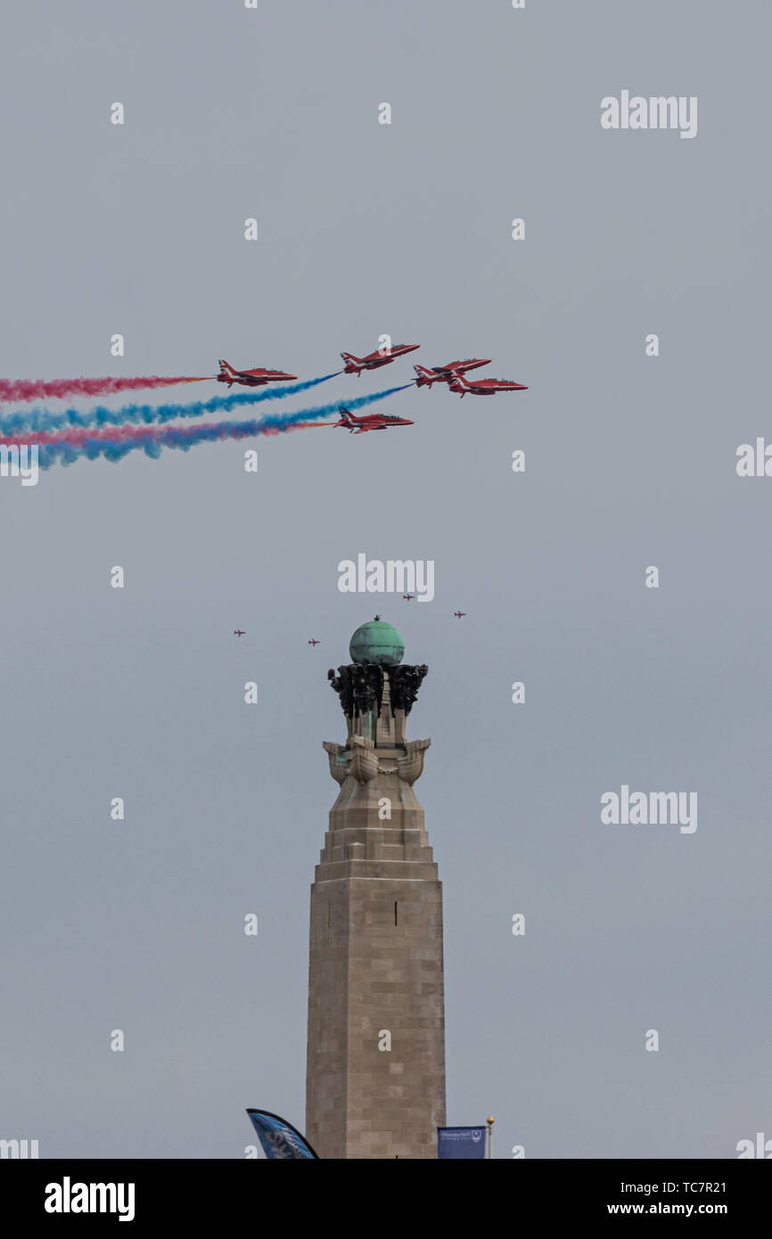 La RAF flechas rojas volando pasado el memorial de guerra en Portsmouth durante el día-D 75 conmemoraciones en Portsmouth, Reino Unido Foto de stock
