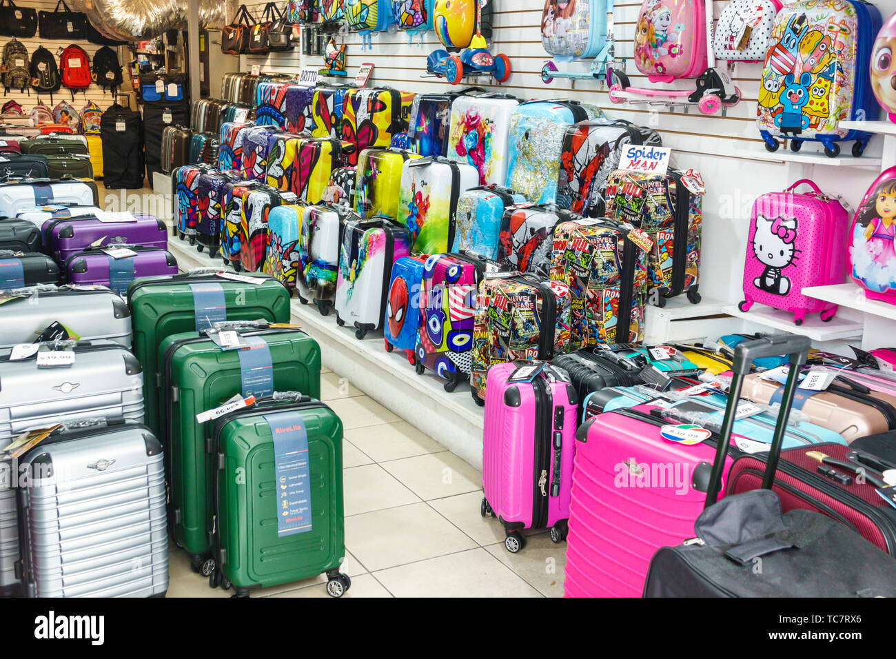 Miami Beach Florida,Lincoln Road,tienda,interior,maletas rodantes de  equipaje,productos venta de exposición,concha dura,compras compradores sh  Fotografía de stock - Alamy