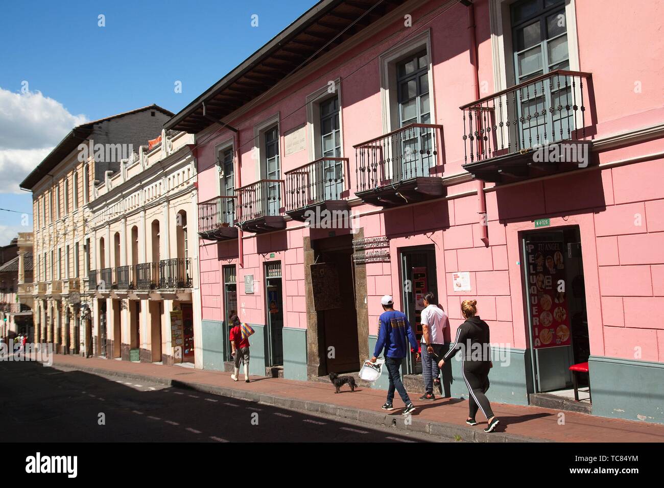 La gente caminando delante de pintorescos edificios coloniales con balcones en el centro histórico de Quito, Ecuador, Sudamérica Foto de stock