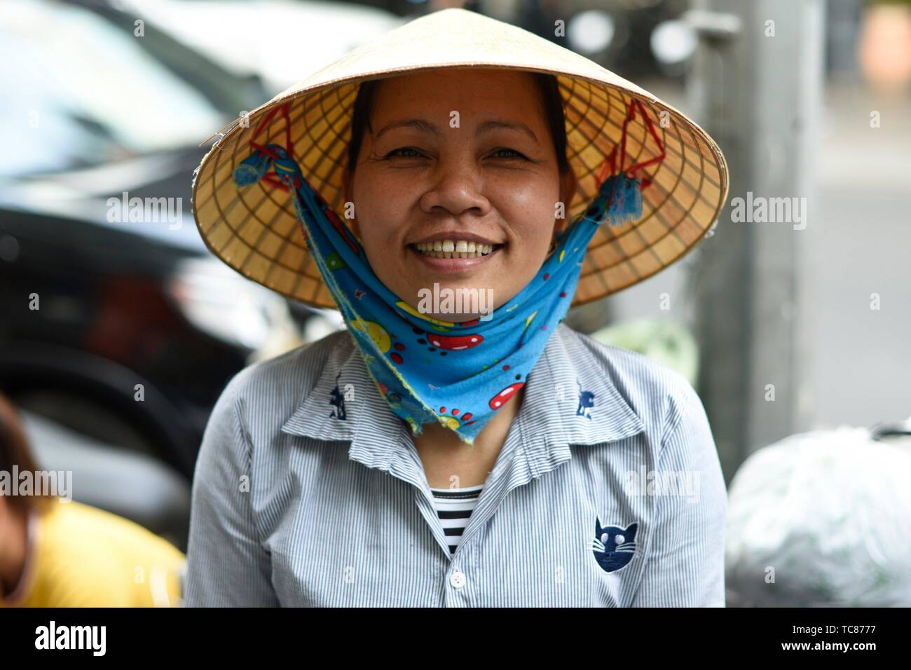 Retrato de mujer con sombrero cónico tradicional,Ciudad Ho Chi Minh, Vietnam, el Sudeste de Asia. Foto de stock