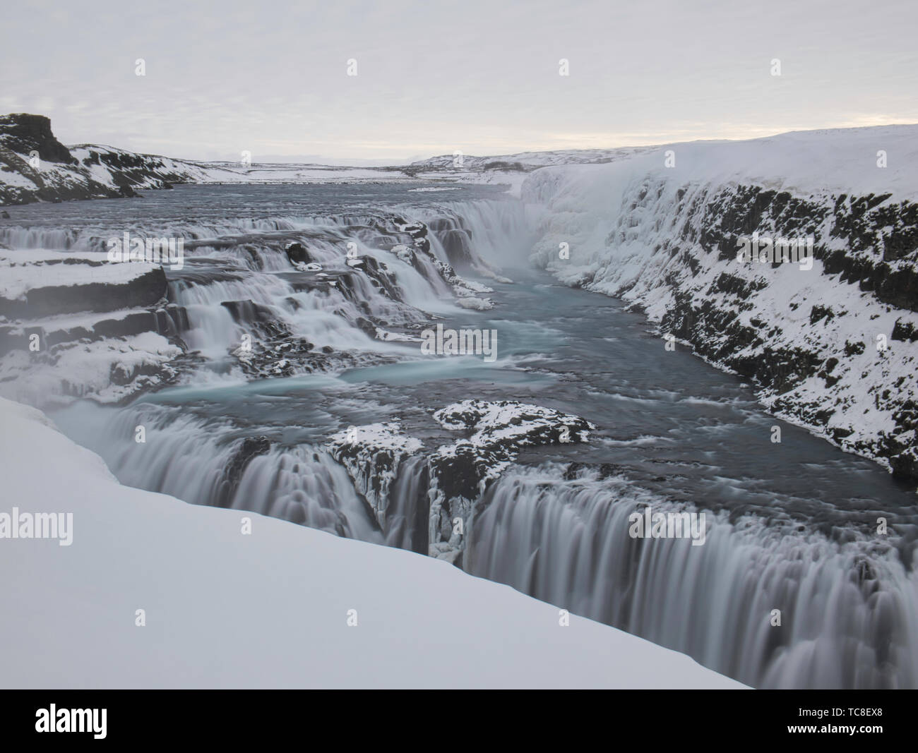 Un tiempo de exposición de la cascada de Gullfoss en Islandia en invierno Foto de stock