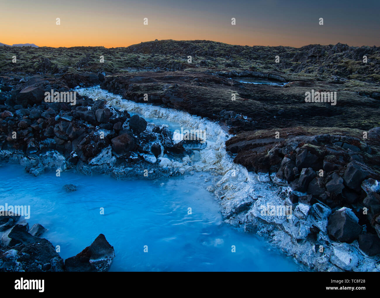 La vía láctea aguas termales de la Laguna Azul en Islandia al atardecer Foto de stock