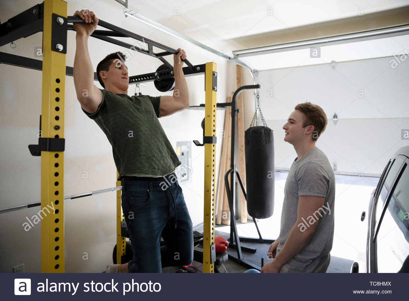 Los hombres jóvenes que trabajan en el garaje Foto de stock