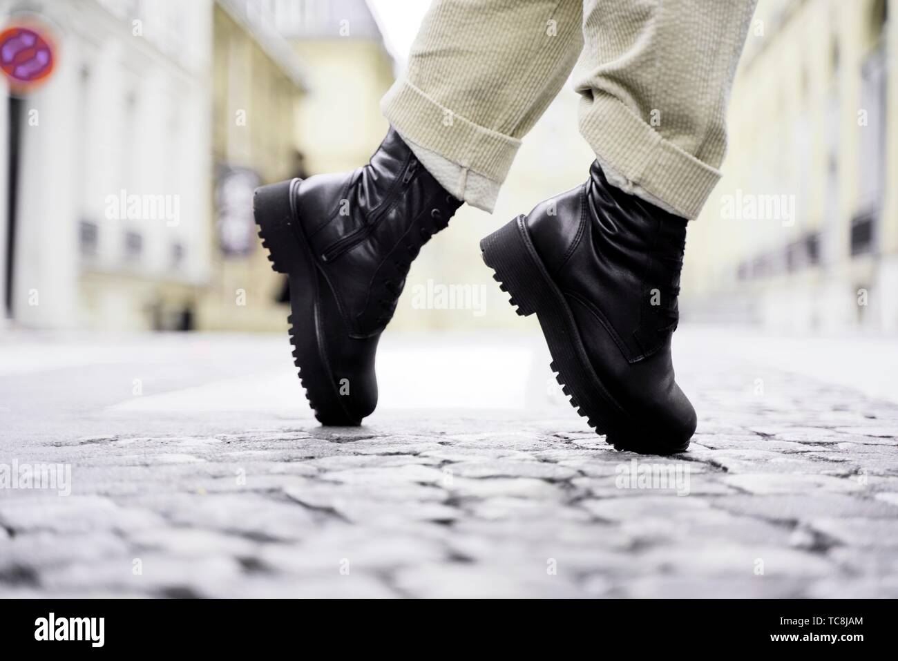 Zapatos Negros de puntillas de moda moda mujer en la calle durante la de la moda de París, Francia Fotografía de stock - Alamy