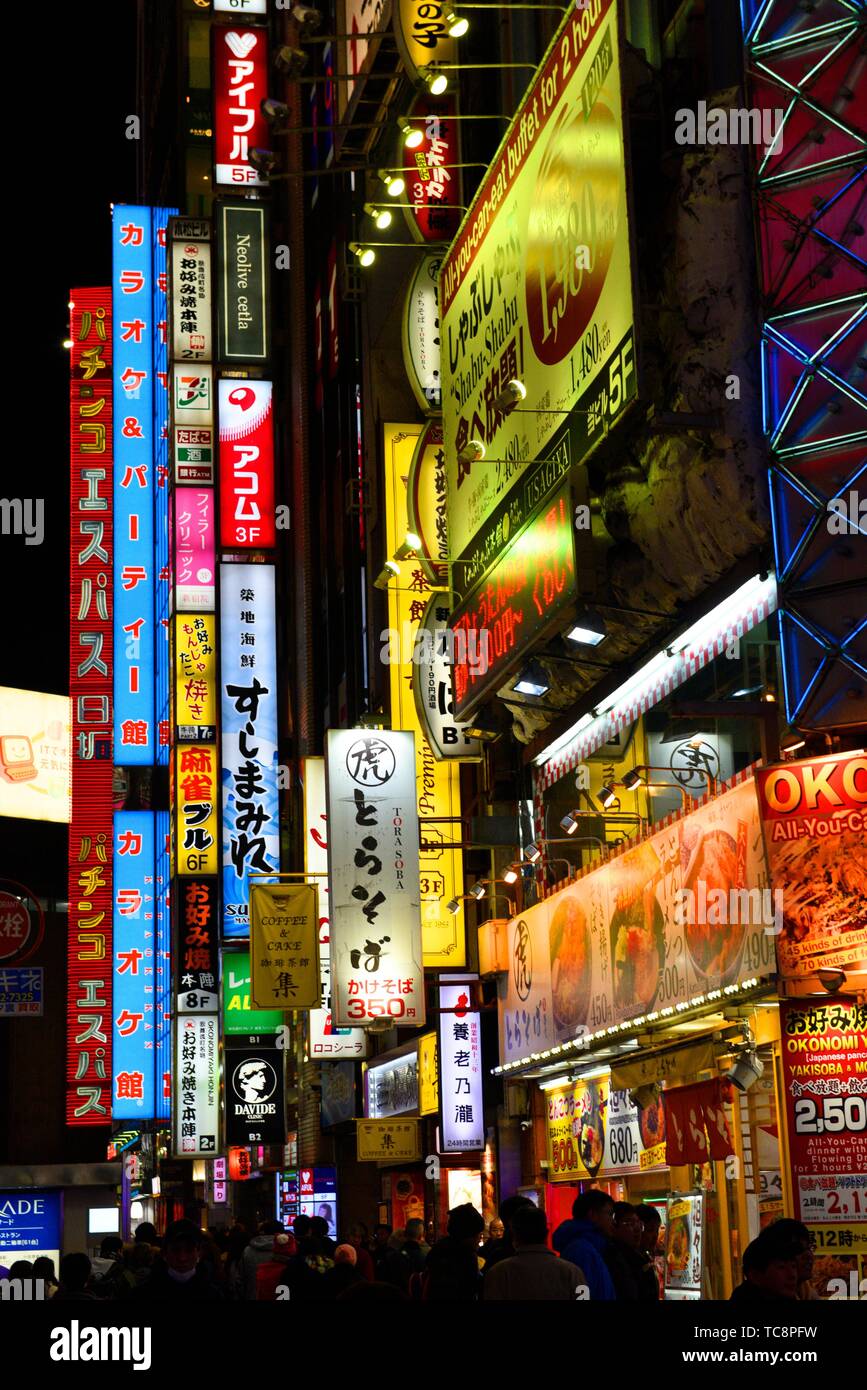 Letreros de neón en Shinjuku, Tokio, Japón, Asia. Foto de stock