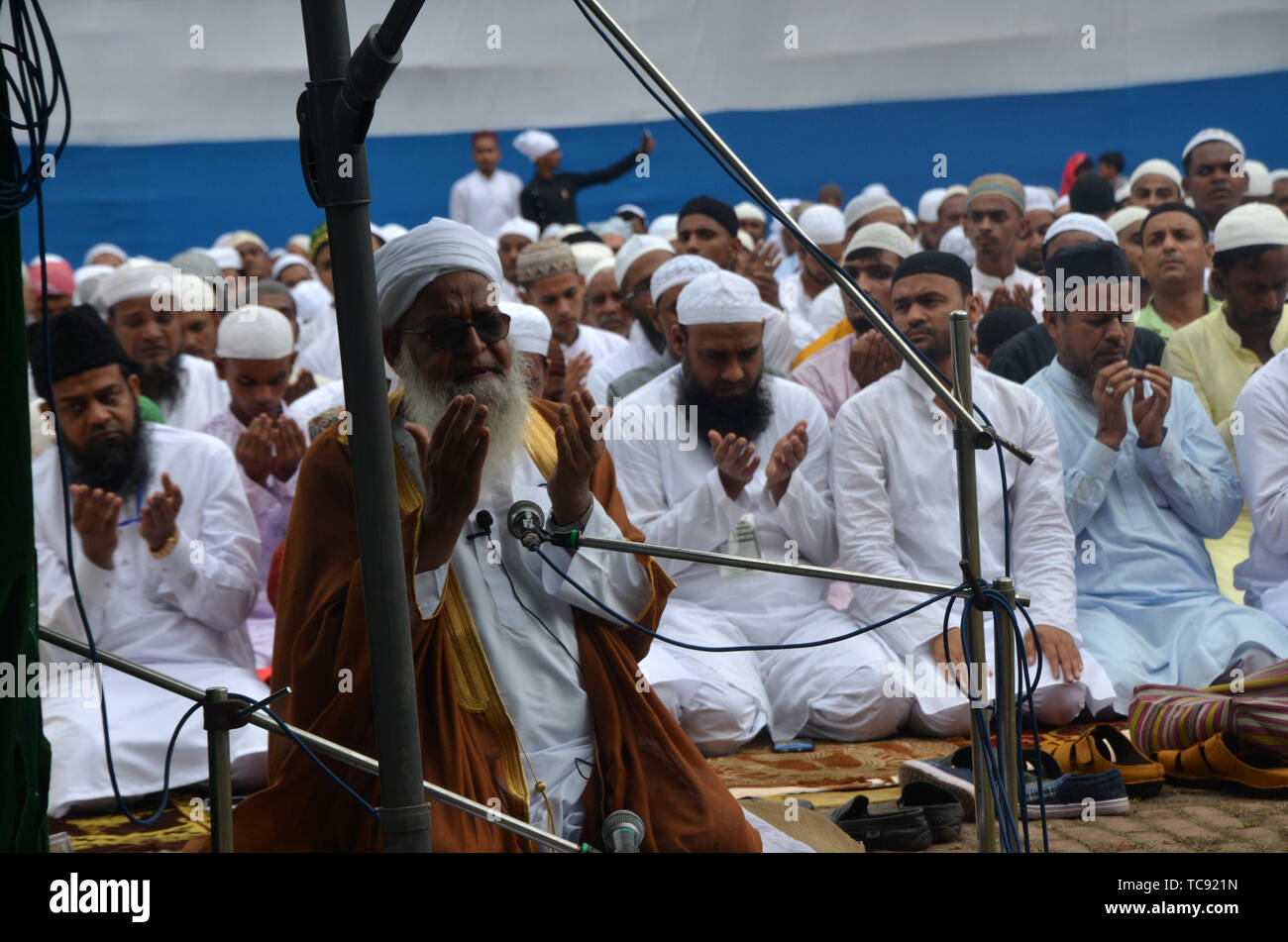 En Kolkata, India. El 05 de junio, 2019. Kolkata en Red road gran número de musulmanes celebran el Eid que marksthe Fitar ai final del mes del Ramadán. Crédito: Sandip Saha/Pacific Press/Alamy Live News Foto de stock