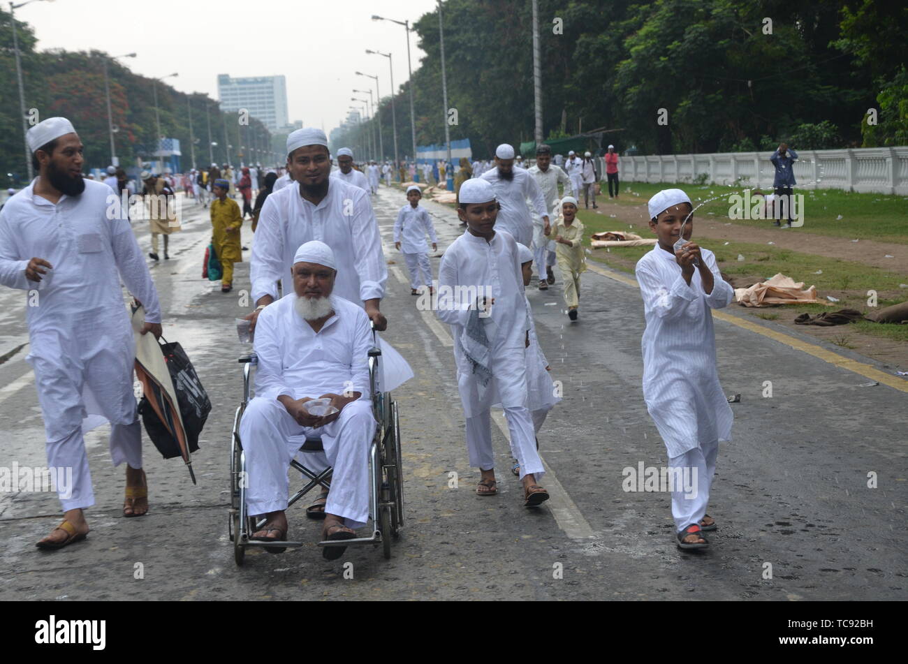 En Kolkata, India. El 05 de junio, 2019. Kolkata en Red road gran número de musulmanes celebran el Eid Fitar ai que marca el final del mes de Ramadán. Crédito: Sandip Saha/Pacific Press/Alamy Live News Foto de stock