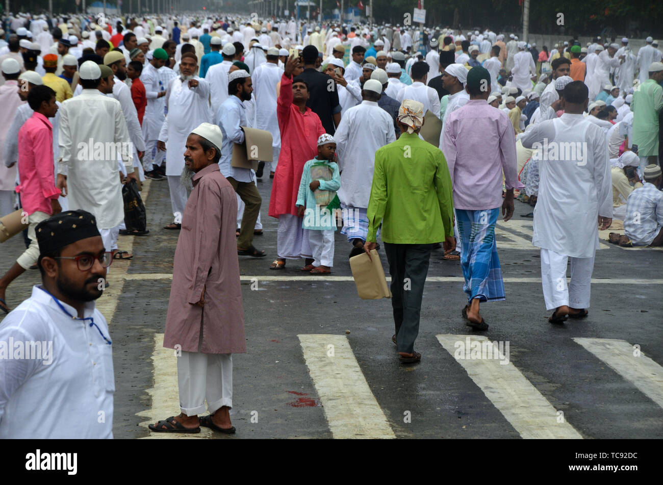 En Kolkata, India. El 05 de junio, 2019. Kolkata en Red road gran número de musulmanes celebran el Eid Fitar ai que marca el final del mes de Ramadán. Crédito: Sandip Saha/Pacific Press/Alamy Live News Foto de stock