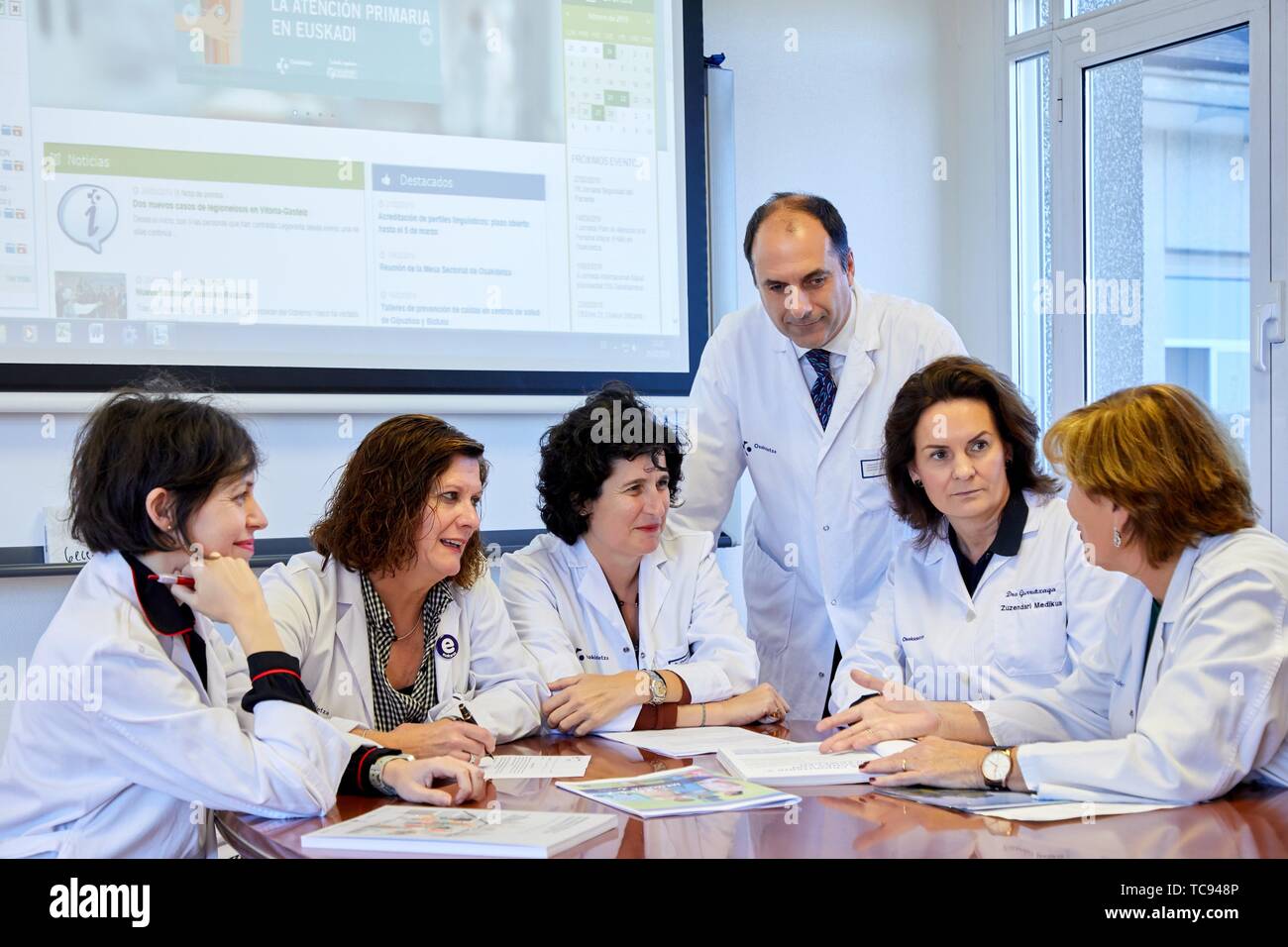 Reunión de gestión hospitalaria, Sesión Clínica, Hospital Donostia, San Sebastián, Gipuzkoa, País Vasco, España Foto de stock