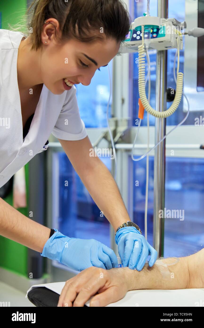 Enfermera poniendo medicación intravenosa para un paciente, quimioterapia, Oncología, Hospital Donostia, San Sebastián, Gipuzkoa, País Vasco, España Foto de stock