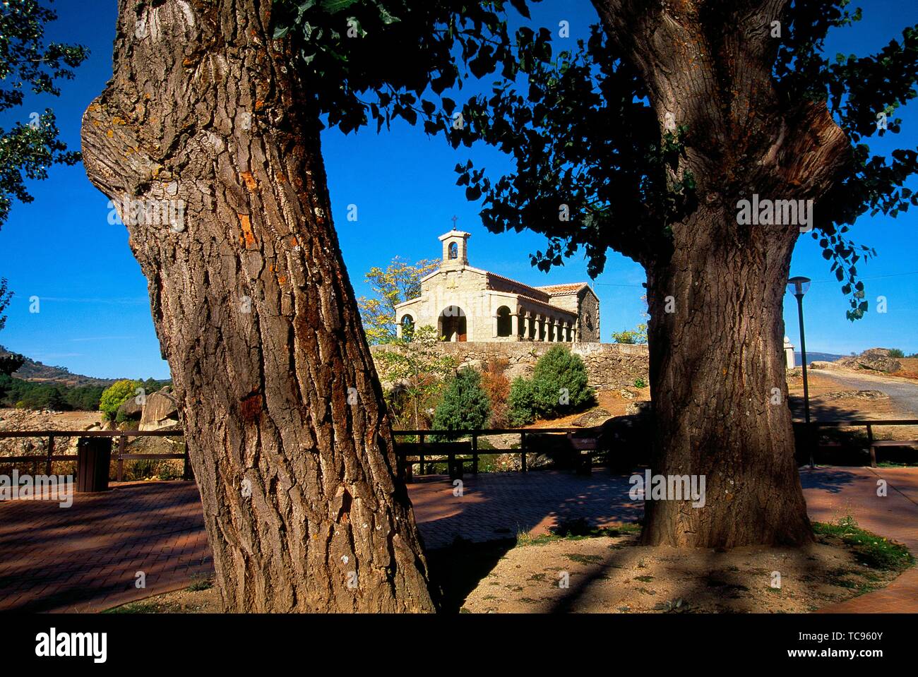 Las Cruceras iglesia. Valle de Iruelas, Reserva Natural de la provincia de  Ávila, Castilla y León, España Fotografía de stock - Alamy