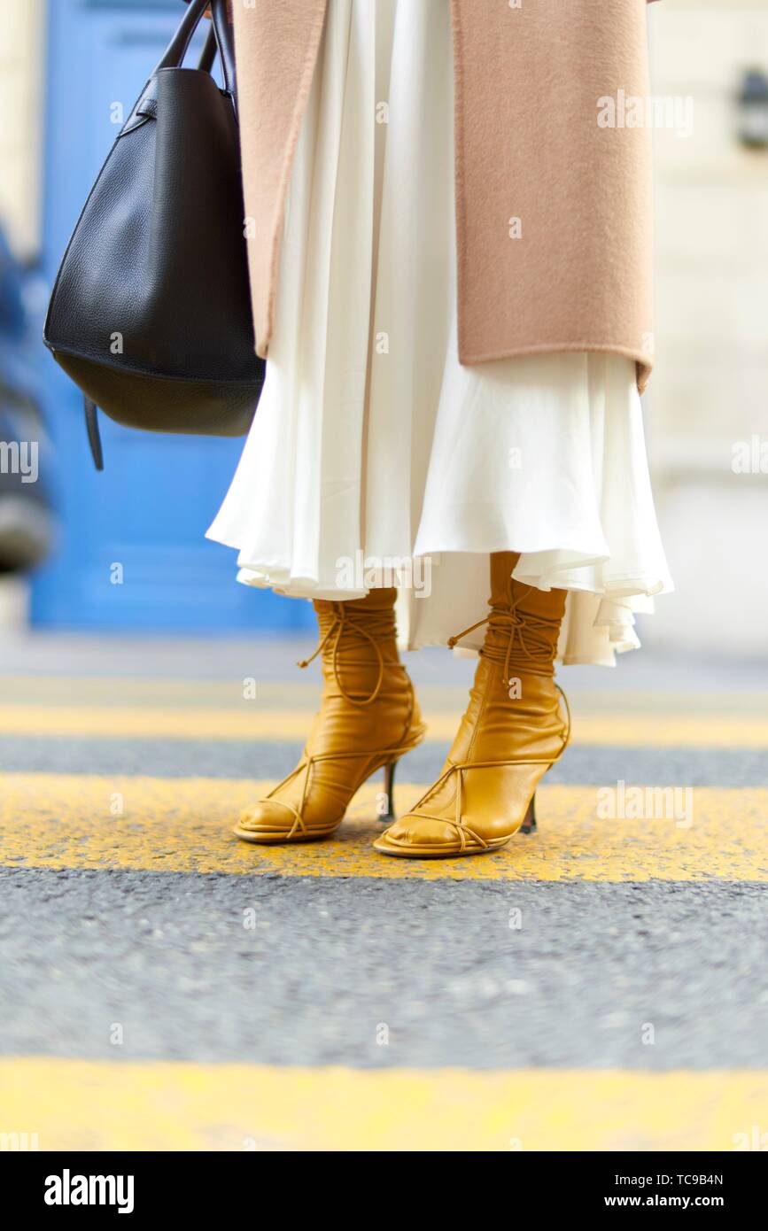 Zapatos de mujer blogger de moda, zapatos de tacón alto, amarillo durante  la semana de la moda en la calle, en la ciudad de París, Francia Fotografía  de stock - Alamy