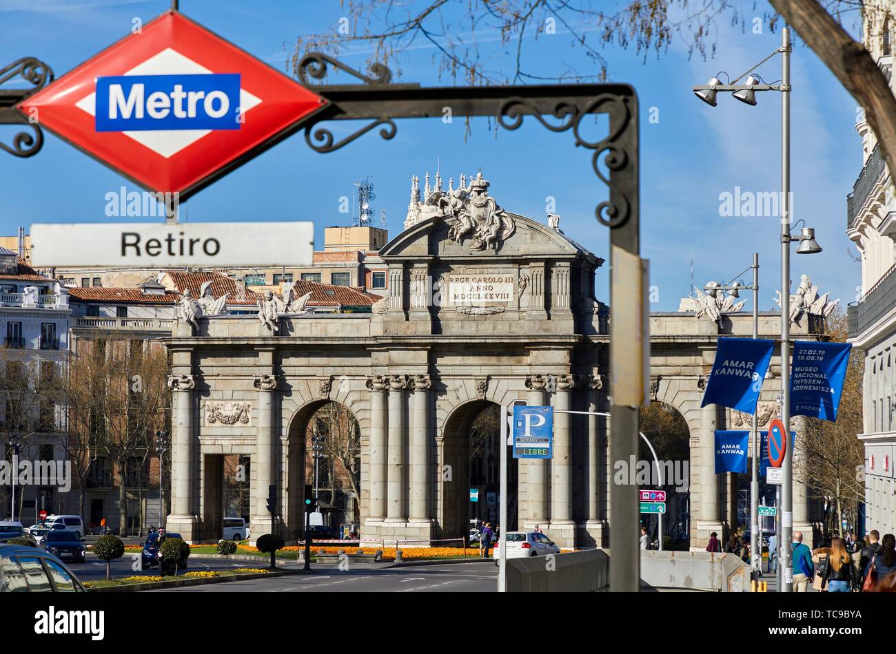 La entrada al metro, Estación Retiro, Puerta de Alcalá, La Calle de Alcalá,  Madrid, España Fotografía de stock - Alamy
