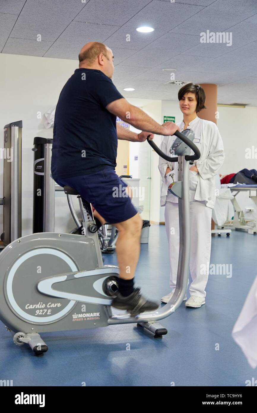 Fisioterapeuta con paciente sobre una bicicleta estacionaria, gimnasio,  rehabilitación, Amara Berri edificio del Centro de Salud, Donostia, San  Sebastián, Gipuzkoa, Vasco Fotografía de stock - Alamy