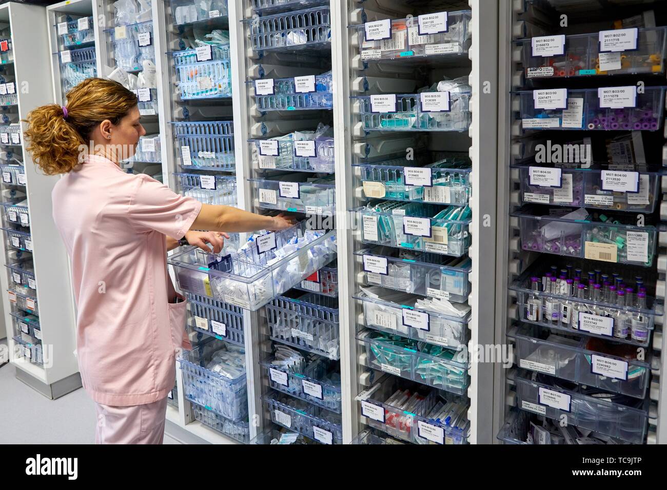 Auxiliar de farmacia, con productos médicos, salas de parto, Hospital Donostia, San Sebastián, Gipuzkoa, País Vasco, España Foto de stock