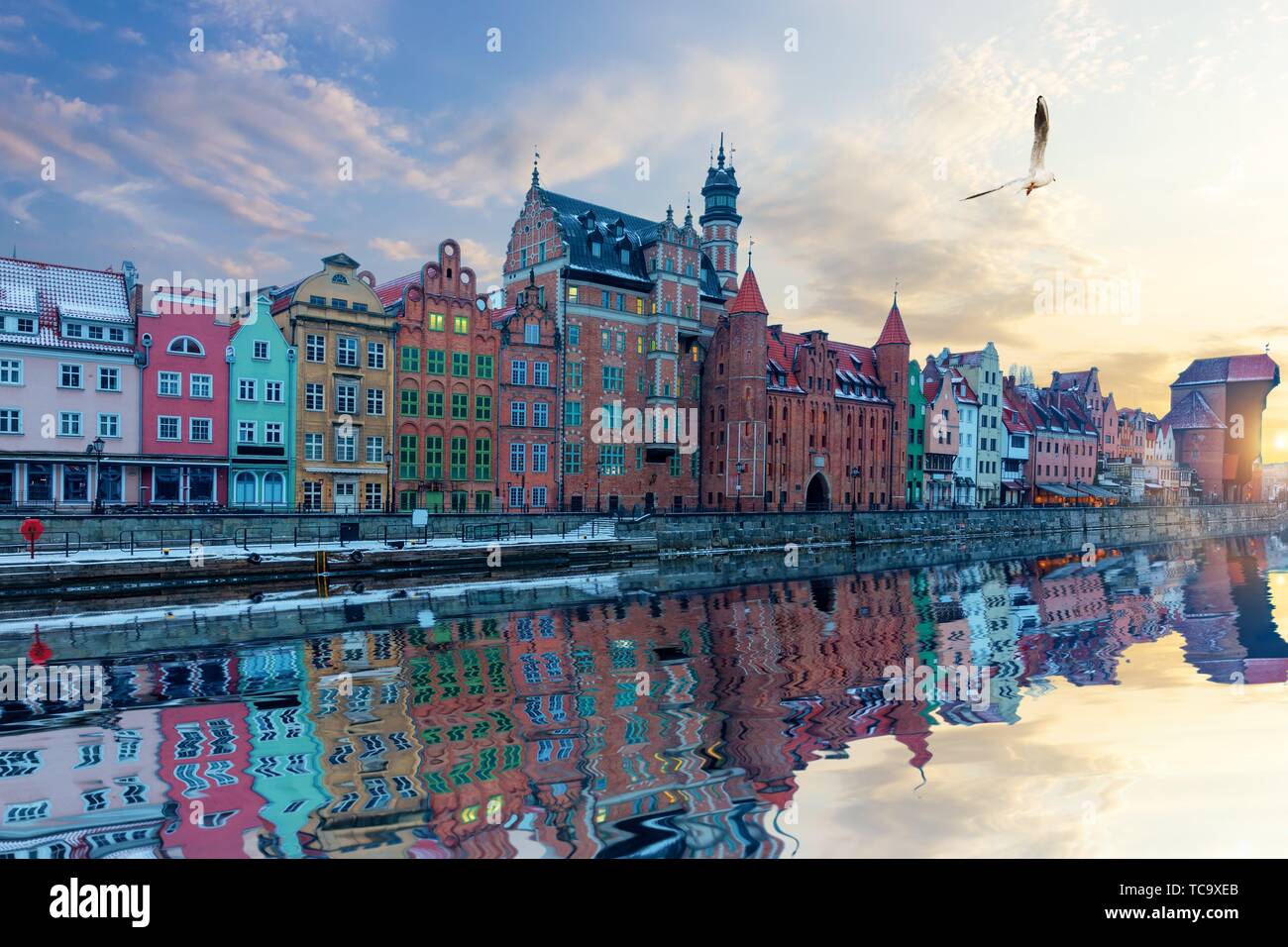 Gdansk Riverside, vista hermosa Ciudad Vieja y fachadas Zuraw Grúa portuaria. Foto de stock