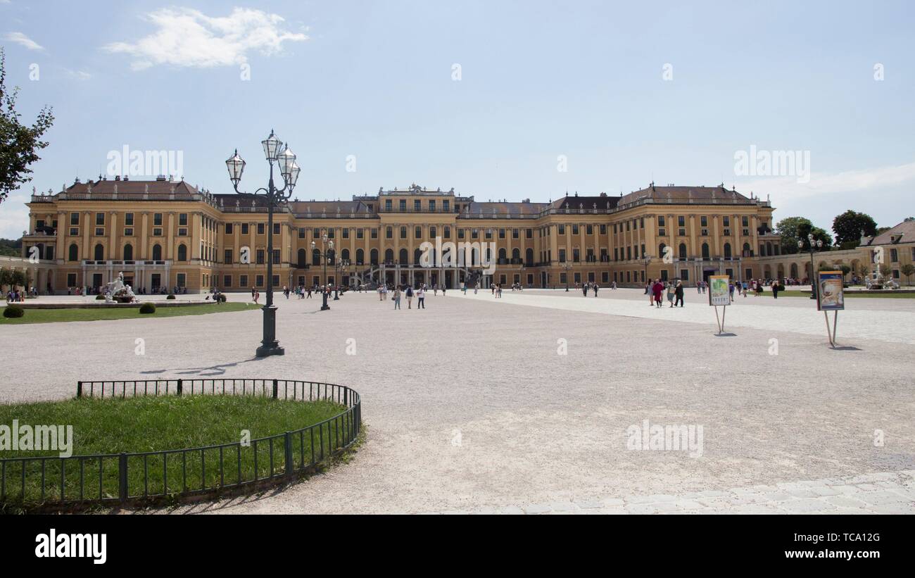 Viena, Austria - 06 de julio de 2018: ''Schonbrunn'' (palacio Schloss Schönbrunn) y el parque con un cielo azul y nubes. " Stock fotográfico Editorial. Foto de stock