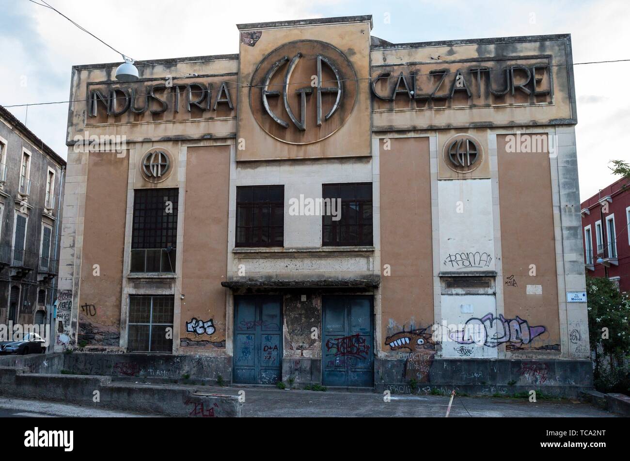 Antigua fábrica de calzado Old Town, Catania, Sicilia, Italia Fotografía de  stock - Alamy