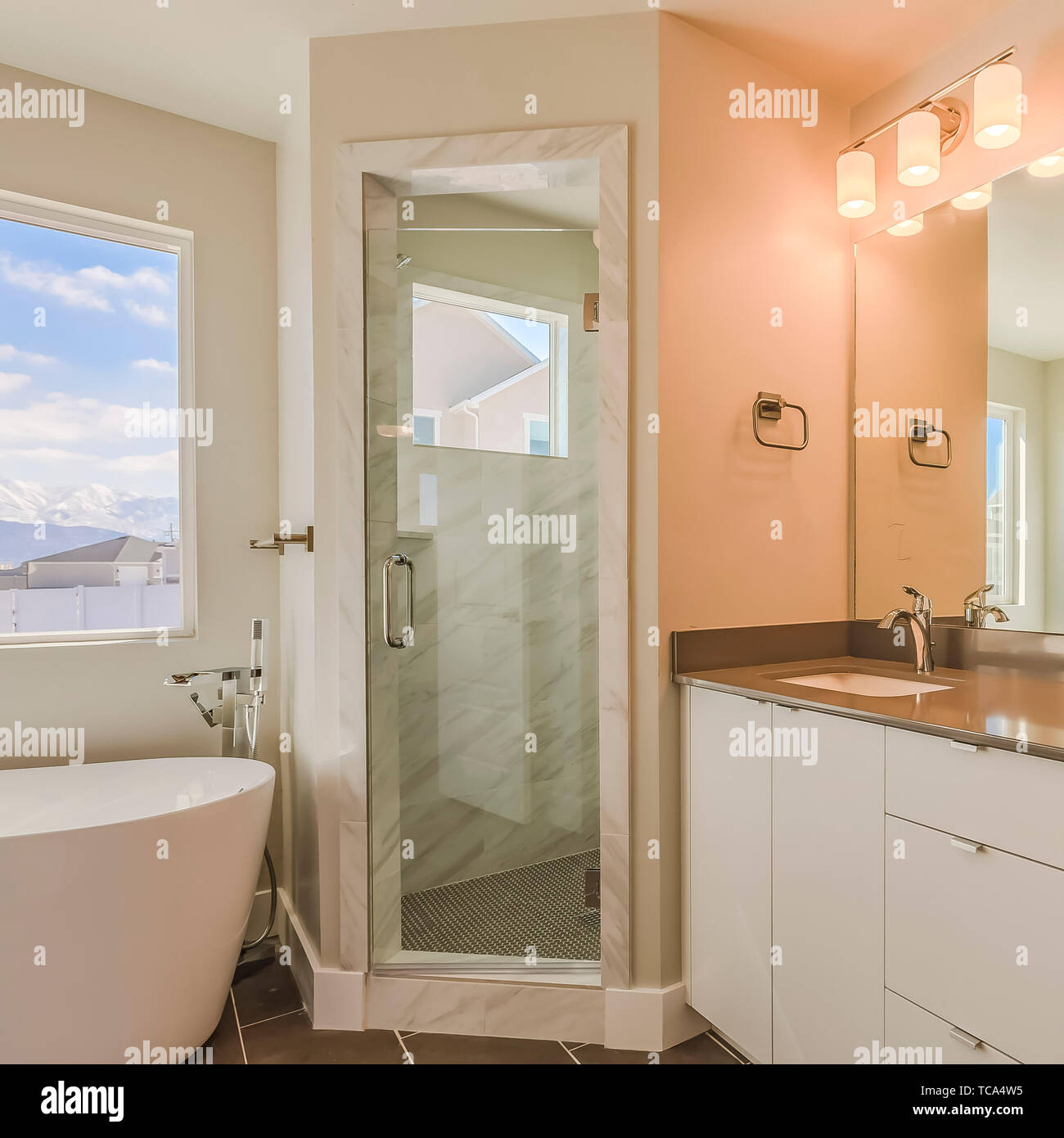 Bastidor Cuadrado interior moderno cuarto de baño con lavabo doble puerta  de vidrio, ducha y bañera Fotografía de stock - Alamy