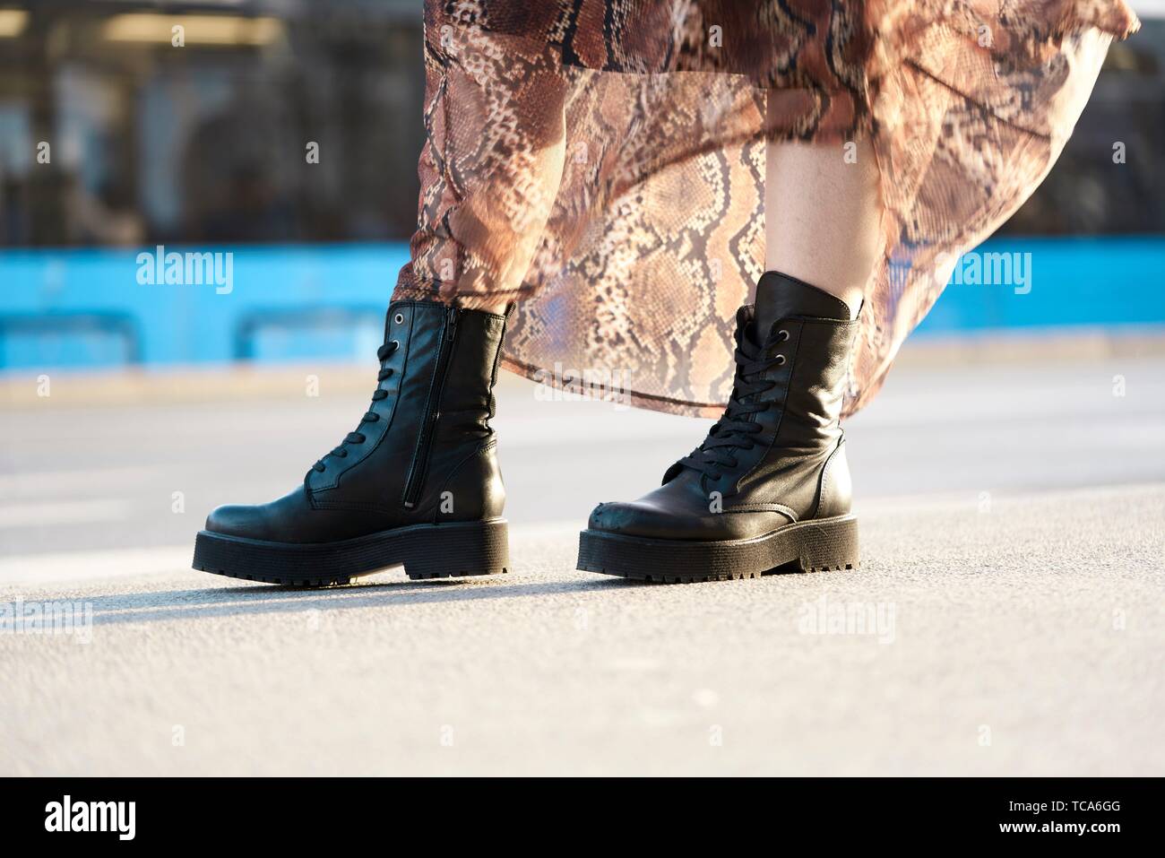 Hacer la cama bar Marchitar Zapatos Negros de moda mujer en la calle, botas de salto, en Munich,  Alemania Fotografía de stock - Alamy