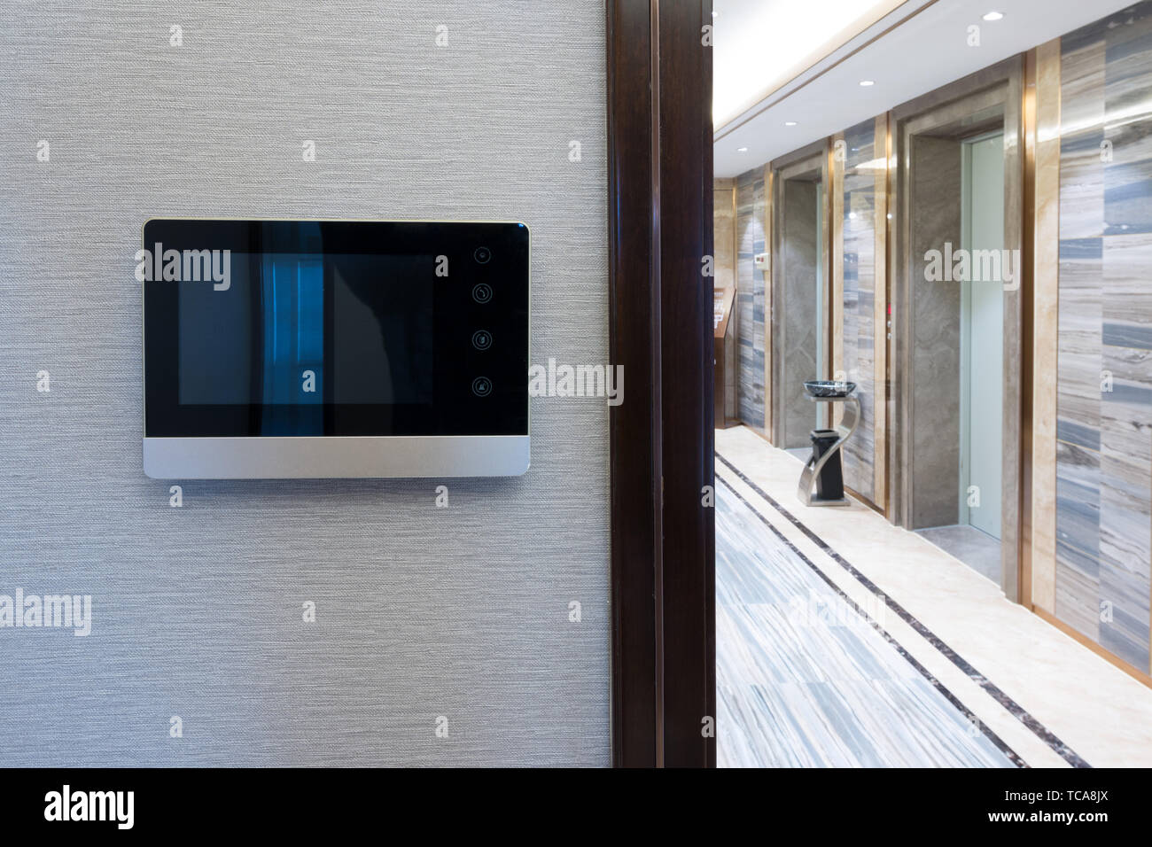 Vídeo interfono timbre en la pared exterior del corredor moderno Fotografía  de stock - Alamy