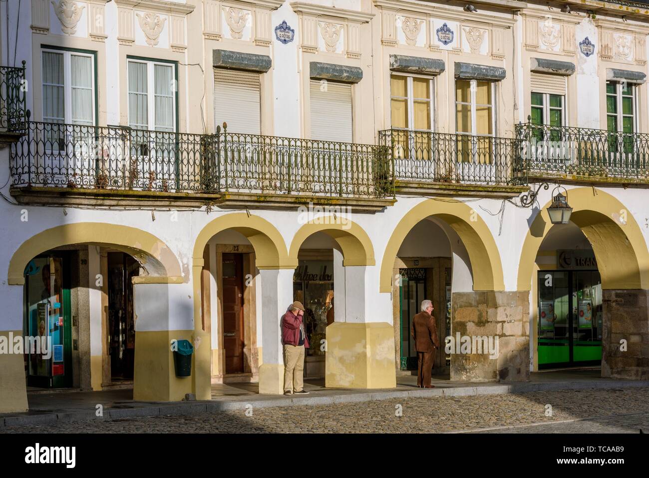 Arcade y antiguo edificio de Giraldo Cuadrado, Evora, Alentejo, Portugal, Europa. Foto de stock