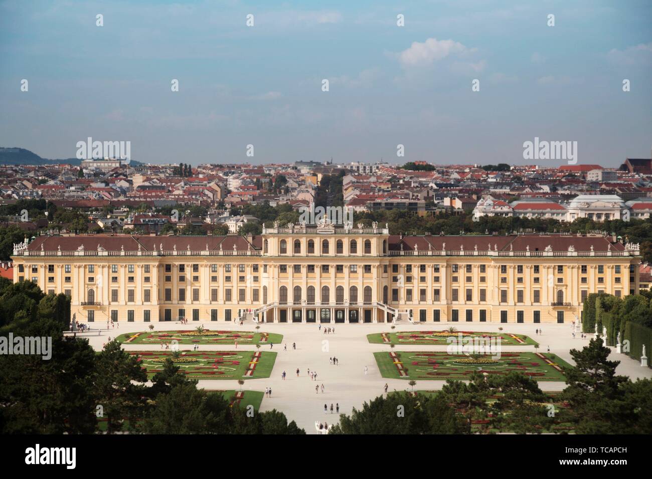 Viena, Austria - 06 de julio de 2018: ''Schonbrunn'' (palacio Schloss Schonbrunn) y el parque con un cielo azul y nubes. " Stock Fotografía Editorial. Foto de stock