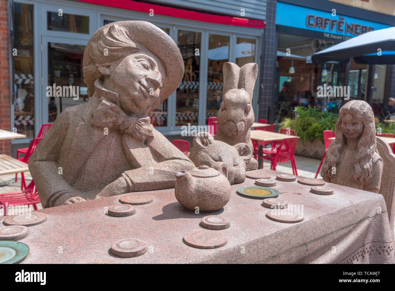 Mad Hatters Tea Party Alice in Wonderland estatua en el Golden Square. Warrington. Foto de stock