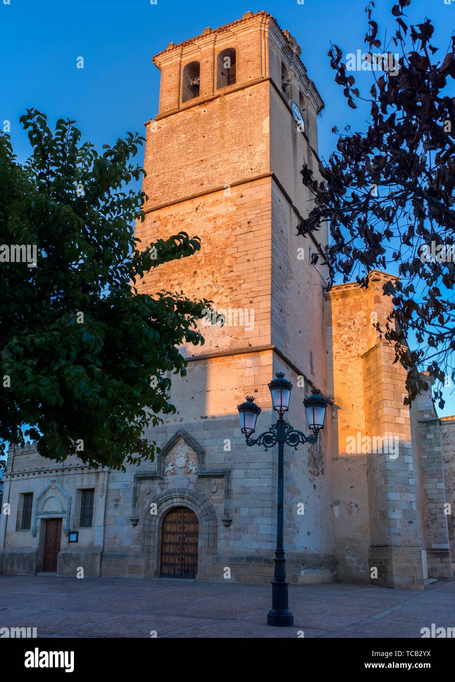 Iglesia parroquial de San Pedro Apostol en Montijo, Badajoz, España. Clave  de destino rural en Extremadura Fotografía de stock - Alamy