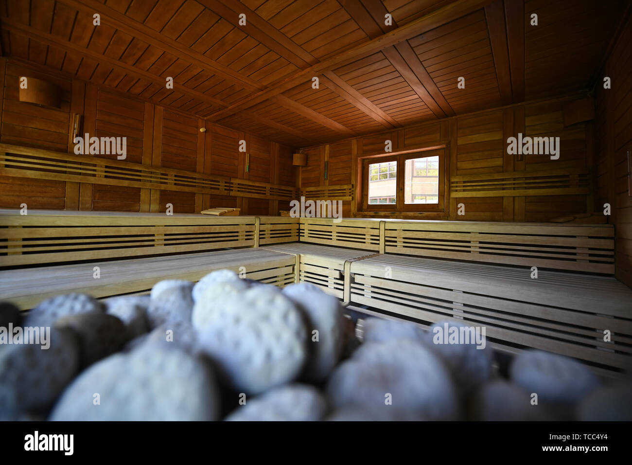 Freiburg, Alemania. 07 de junio, 2019. La foto muestra un interior sauna en el Eugen-Keidel-Thermalbad. Más de tres millones de llegadas y doce millones de pernoctaciones fueron grabados por los spas y centros de salud de Baden-Württemberg en 2018. Crédito: Patrick Seeger/dpa/Alamy Live News Foto de stock