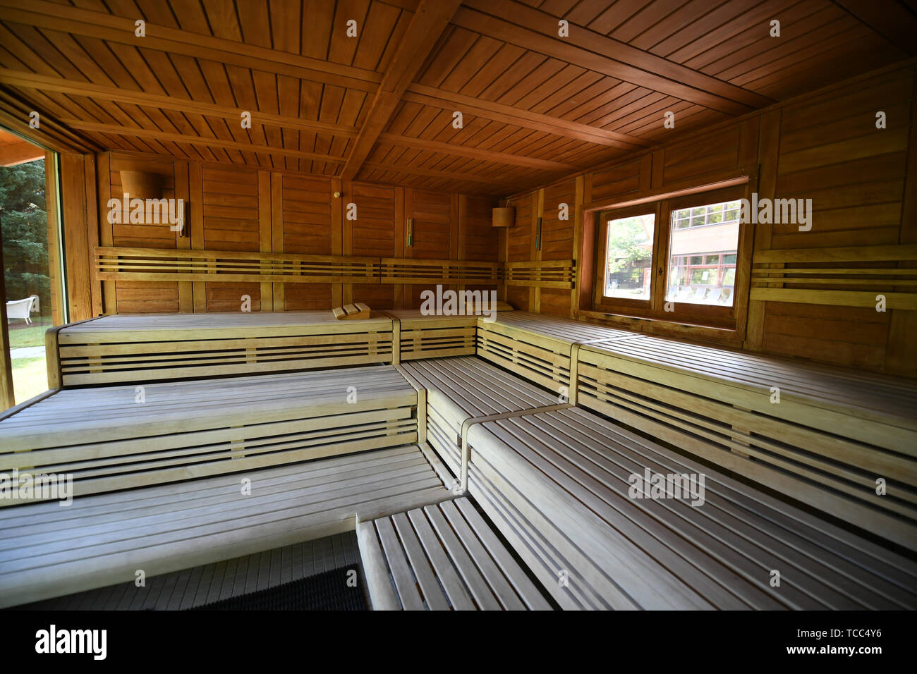 Freiburg, Alemania. 07 de junio, 2019. La foto muestra un interior sauna en el Eugen-Keidel-Thermalbad. Más de tres millones de llegadas y doce millones de pernoctaciones fueron grabados por los spas y centros de salud de Baden-Württemberg en 2018. Crédito: Patrick Seeger/dpa/Alamy Live News Foto de stock