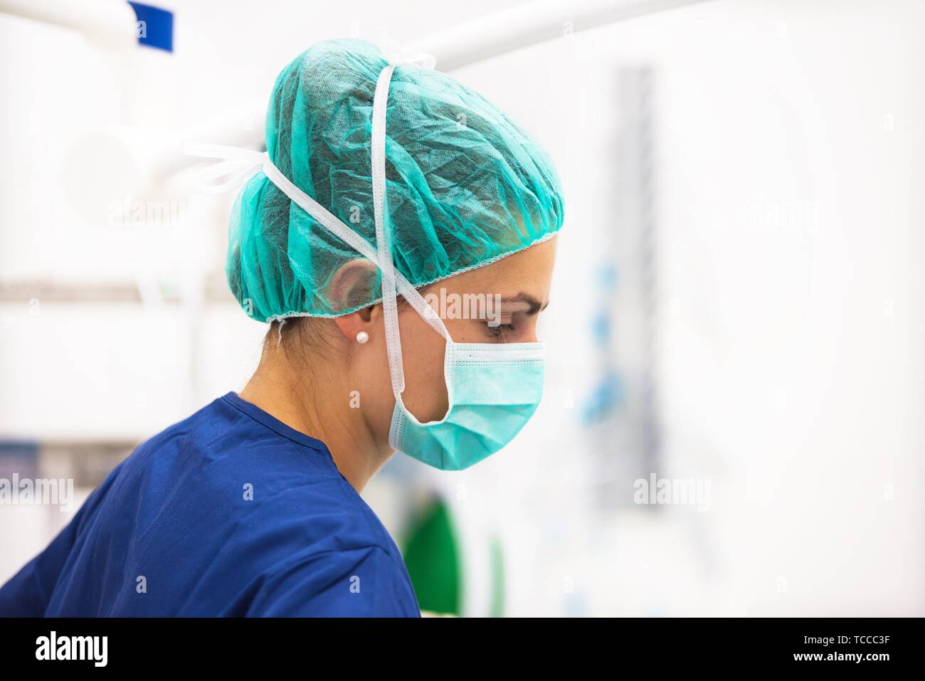 Retrato de enfermera con máscara en la sala de cirugía en el hospital. Foto de stock