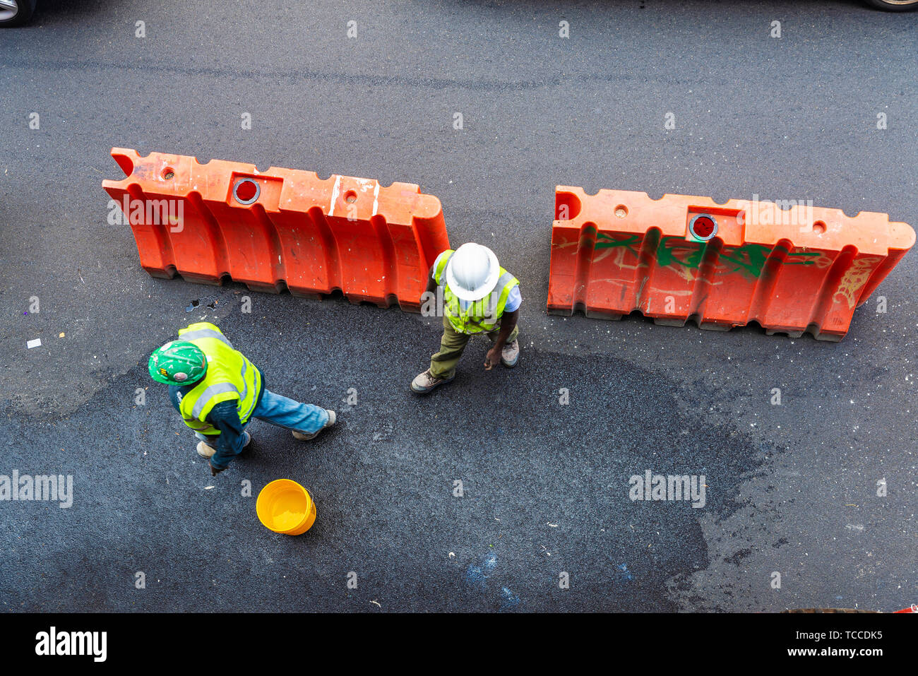 Descripción general de dos trabajadores de la construcción con chaleco reflectante y cascos en una calle en la Ciudad de Nueva York, EE.UU. Foto de stock