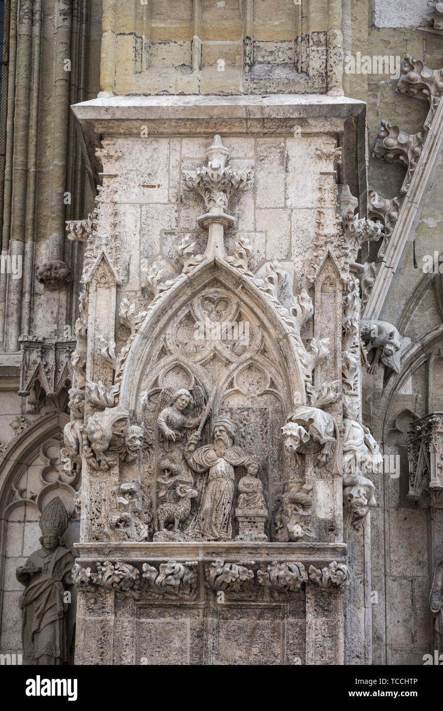 Detalle de la fachada de la Catedral de San Pedro (San Pedro Dom o Regensburger Dom), es ejemplo de la más pura del Gótico alemán Foto de stock