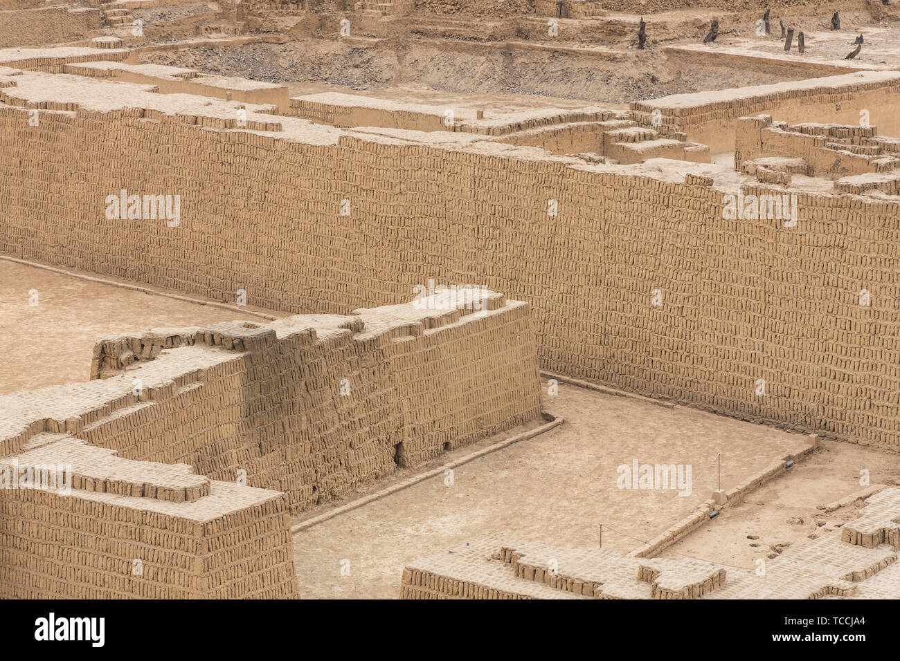 Huaca Pucllana, pre Colombinas, pre inca, el templo pirámide, tumba y centro administrativo, en forma de rana, adobe mound y museo. Sitio arqueológico en Foto de stock