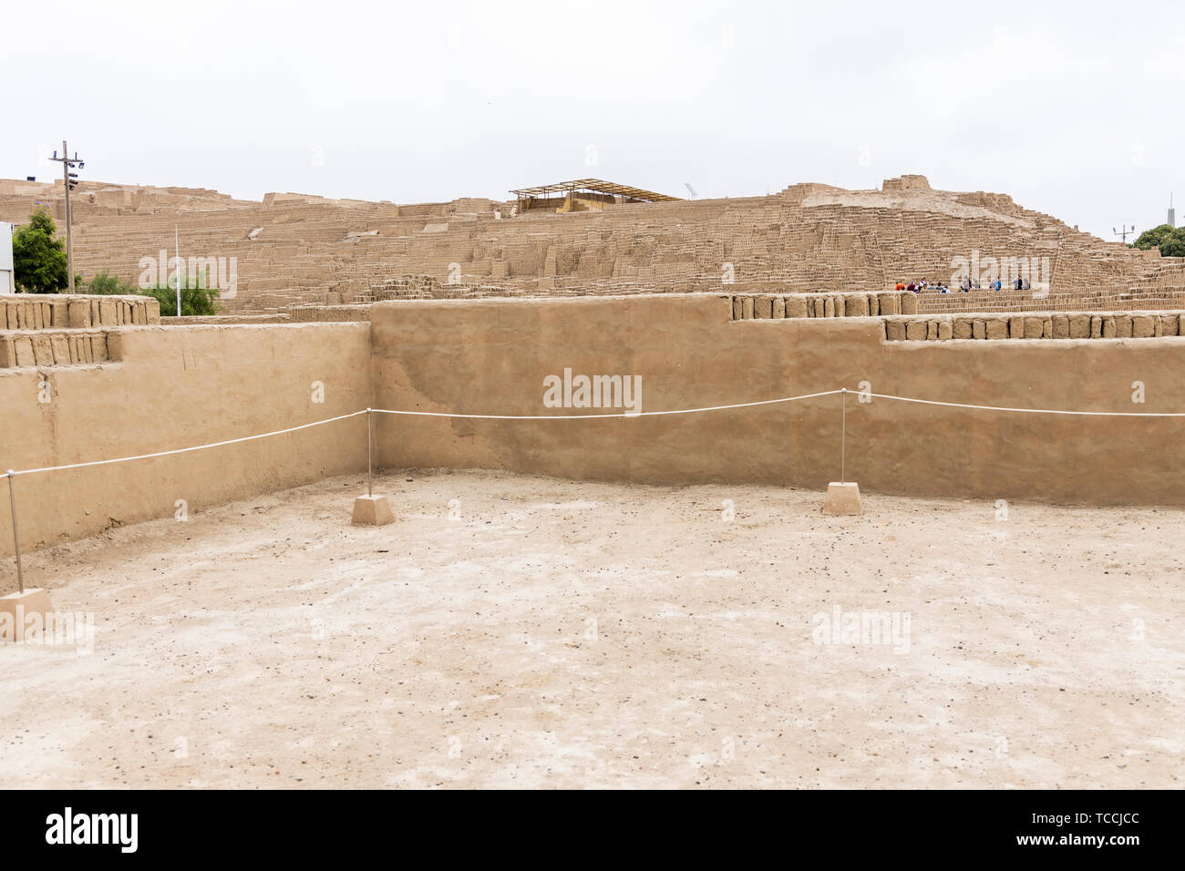 Huaca Pucllana, pre Colombinas, pre inca, el templo pirámide, tumba y centro administrativo, en forma de rana, adobe mound y museo. Sitio arqueológico en Foto de stock