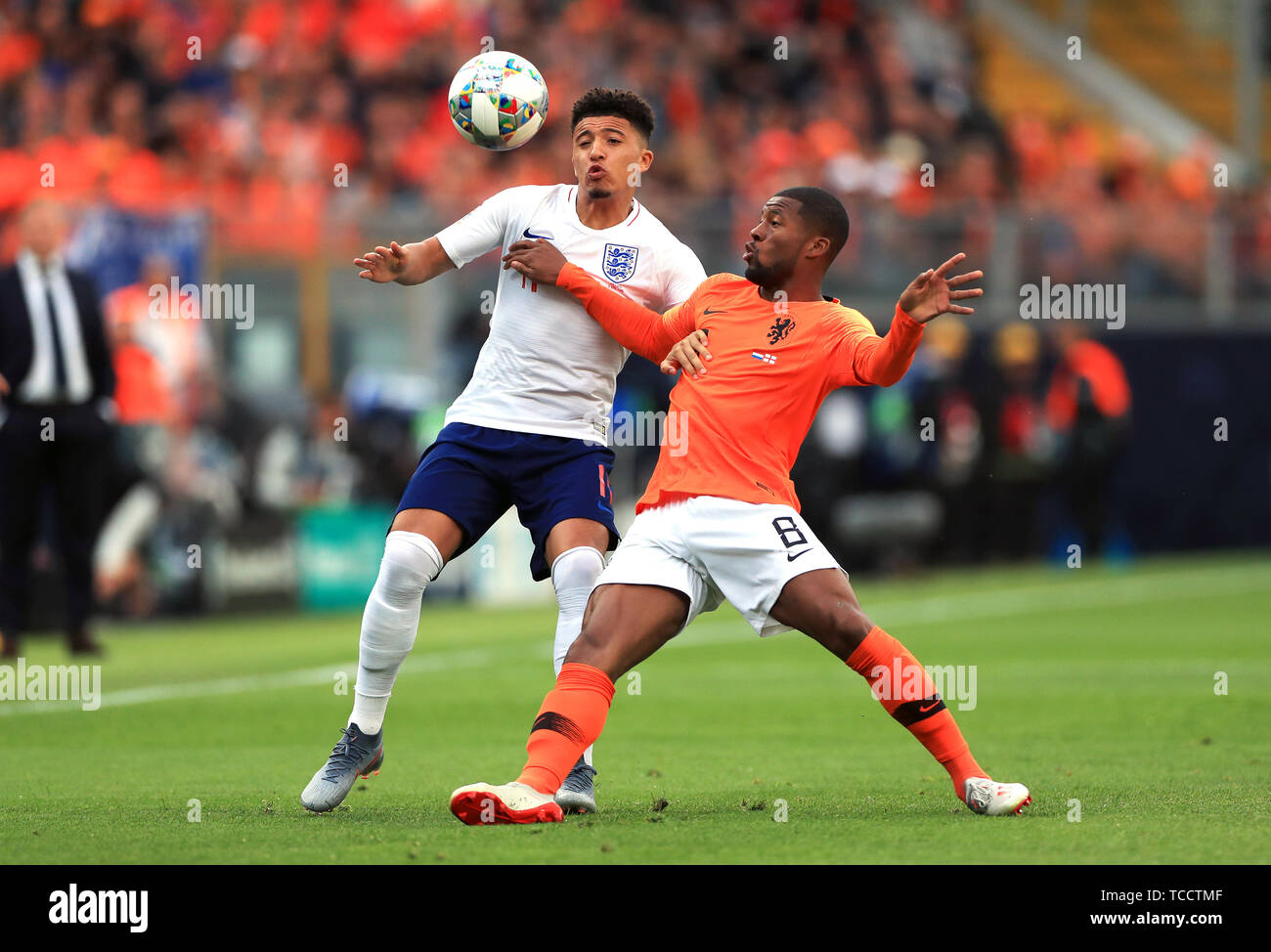 Inglaterra's Jadon Sancho (izquierda) y los Países Bajos Georginio Wijnaldum batalla por la pelota durante la semifinal de la Liga de las naciones en el Estadio D. Alfonso Henriques, Guimaraes. Foto de stock