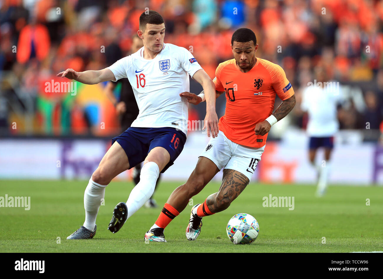 Inglaterra Declan Arroz (izquierda) y los Países Bajos Memphis Depay batalla por la pelota durante la semifinal de la Liga de las naciones en el Estadio D. Alfonso Henriques, Guimaraes. Foto de stock