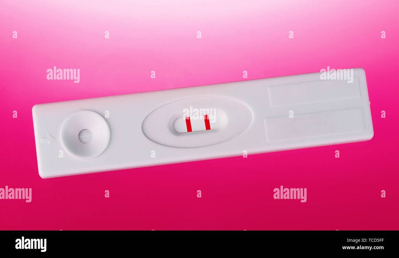 Prueba De Embarazo Positiva Sobre Fondo De Color Rosa Fotografia De Stock Alamy