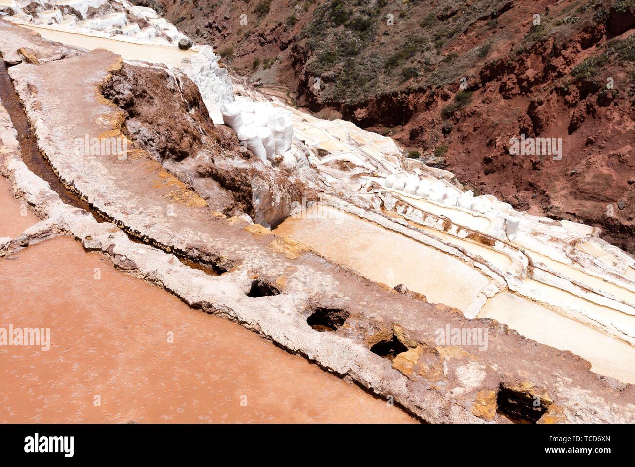 Los estanques de evaporación de sal de Maras (Salinas de Cacerolas de evaporación de sal en Maras Perú Fotografía de